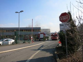 FW-AR: Brand bei Firma Umarex in Arnsberg-Neheim löst Großeinsatz aus