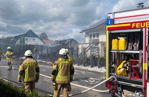 Feuerwehr VG Asbach: FW VG Asbach: Heckenbrand in Windhagen / &Uuml;bergreifen auf Wohngeb&auml;ude verhindert