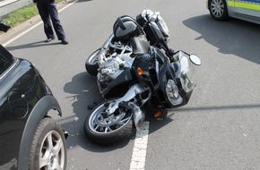Kreispolizeibehörde Olpe: POL-OE: Motoradfahrer übersieht Bremsvorgang und stürzt - Beifahrerin verletzt