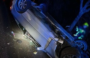 Polizei Rhein-Erft-Kreis: POL-REK: 250213-2: Auto blieb auf Dach liegen - Autofahrer leicht verletzt