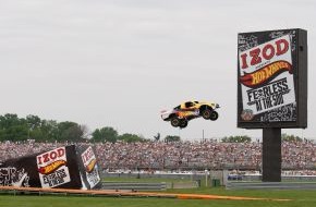 Mattel GmbH: Weit, weiter, am weitesten! / Mit 101 Metern stellt Team Hot Wheels[TM] beim 100jährigen Jubiläum des Indianapolis 500 einen spektakulären Weltrekord im Auto-Weitsprung auf (mit Bild)