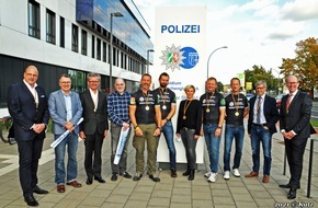 Polizei Mönchengladbach: POL-MG: NACHTRAG zur Spendenübergabe der "Pascal & Friends Benefizour: Bilder