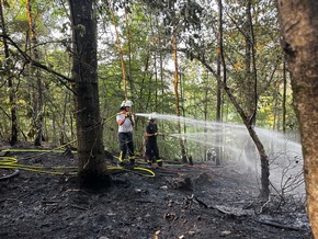 FW LK Neunkirchen: Großer Vegetationsbrand auf einer Bergehalde bei Wiebelskirchen