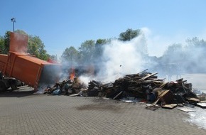 Feuerwehr Dinslaken: FW Dinslaken: Brand beim Wertstoffhof