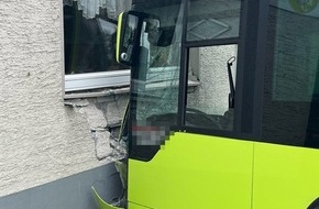 Kreispolizeibeh&ouml;rde Oberbergischer Kreis: POL-GM: Bus prallt gegen Hauswand