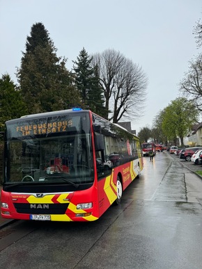 FW Horn-Bad Meinberg: 18 Verletzte bei Austritt von Kohlenmonoxid - 15 Personen aus Gebäude gerettet - Großaufgebot von Rettungskräften