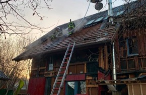 Feuerwehr Dortmund: FW-DO: Fassadenbrand eines Holzhauses richtet großen Schaden an