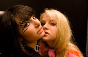 ZDF: Teenage-Drama von Comickünstlerin Ziska Riemann und Musikerin Luci van Org im ZDF/ "Lollipop Monster" thematisiert intensive Mädchenfreundschaft (BILD)