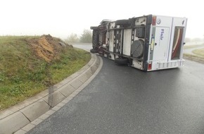 Polizeiinspektion Cuxhaven: POL-CUX: Wohnmobil kippt im Kreisel auf die Seite - Insassen unverletzt + Polizei zieht betrunkenen Autofahrer aus dem Verkehr