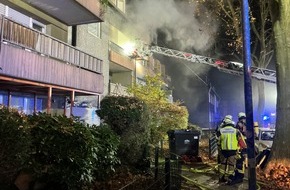 Feuerwehr Essen: FW-E: Wohnung im Mehrfamilienhaus in Vollbrand - Fluchtweg für Bewohner durch den Brandrauch abgeschnitten - 10 Personen gerettet
