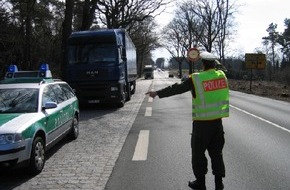 Polizeiinspektion Nienburg / Schaumburg: POL-NI: LKW-Groszkontrolle auf den Straszen des LK Nienburgs - Bilder im Download -