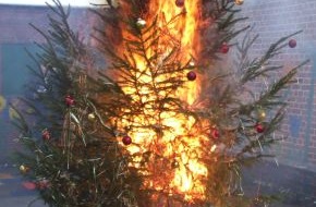 Deutscher Feuerwehrverband e. V. (DFV): Brandschutz unterm erleuchteten Weihnachtsbaum / Deutscher Feuerwehrverband gibt Tipps: Vorsorge für ein sicheres Fest (mit Bild)