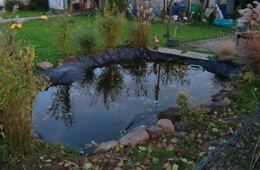 Polizeiinspektion Hameln-Pyrmont/Holzminden: POL-HOL: Gefährlicher Gartenteich in Gartenkolonie: Zweijähriges Mädchen in Gartenteich gefallen - Sofortige Wiederbelebung erfolgreich / Kind zur Beobachtung im Krankenhaus
