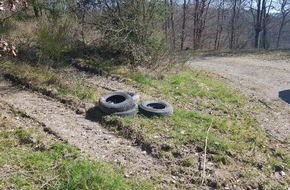 Polizeidirektion Wittlich: POL-PDWIL: Illegale Abfallbeseitigung eines ausgeschlachteten Rollers und 4 Altreifen