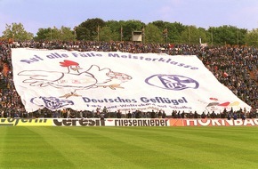 Zentralverband der Deutschen Geflügelwirtschaft e.V.: "Auf alle Fälle Meisterklasse" / Schalke 04: Meistertitel verpasst, Weltrekord geglückt! / Schalker Fans stellen Bannerrekord auf
