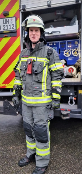 FW-WRN: Besserer Schutz für die Feuerwehr - Offizielle Übergabe der neuen Einsatzbekleidung