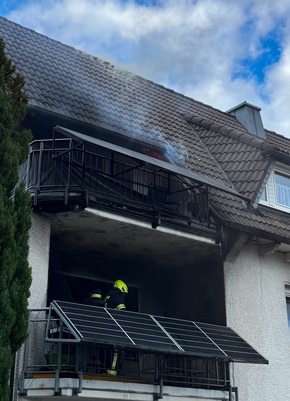 FW Wenden: Zimmerbrand in Wenden: Feuer greift von Balkon auf Wohnung und Dach &uuml;ber