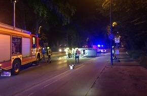Feuerwehr Gelsenkirchen: FW-GE: Nächtlicher Verkehrsunfall auf dem Ostring in Gelsenkirchen-Buer /Pkw bleibt nach Kollision mit einem Baum auf der Seite liegen