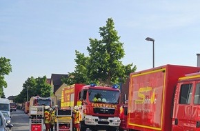 Freiwillige Feuerwehr Lehrte: FW Lehrte: Verpuffung in chemischer Fabrik - Großeinsatz in Lehrte erweist sich als Übung