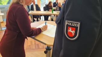 Polizeiinspektion Nienburg / Schaumburg: POL-NI: Landkreis Nienburg: Netzwerk zur Bekämpfung Häuslicher Gewalt - Kooperationsvereinbarung "Häusliche Gewalt" unterzeichnet