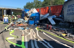 Polizeiinspektion Verden / Osterholz: POL-VER: Autobahn Hannover-Bremen nach Lkw-Karambolage blockiert - 38-jähriger Fahrer übersieht Stauende - Gefahrgut-Laster beteiligt