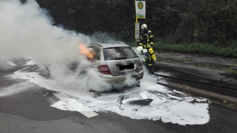 Feuerwehr Gelsenkirchen: FW-GE: Unruhiger Donnerstagvormittag für die Feuerwehr Gelsenkirchen. / Verkehrsunfall mit eingeklemmter Person in Resse, Küchenbrand in Buer-Mitte und Pkw Brand in Hassel.