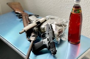 Zollfahndungsamt Essen: ZOLL-E: Bewaffneter Rauschgifthändler festgenommen - Zollfahndung Essen stellt fast 2 kg reines Kokain, 500 g Marihuana, 6 Schusswaffen und 1 Stichwaffe sicher - 1 Person festgenommen