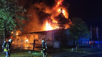 FW-OE: Vollbrand eines Handwerksbetriebs in Lennestadt-Altenhundem