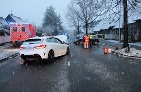 Polizei Rheinisch-Bergischer Kreis: POL-RBK: Bergisch Gladbach - Verkehrsunfall in Hebborn - Hoher Sachschaden, zwei Personen leicht verletzt