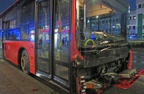 Polizei Mettmann: POL-ME: Autotür geöffnet, ohne auf den Verkehr zu achten: Hoher Sachschaden - Velbert - 2210091