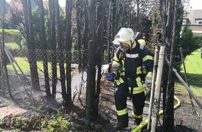 Freiwillige Feuerwehr Werne: FW-WRN: FEUER_1 - brennt Hecke