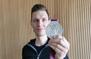 United Charity gemeinnützige Stiftungs GmbH: Olympia-Medaille von Tony Martin für über 31.000 Euro versteigert! / United Charity leitet Sensations-Erlös an die Ukraine-Hilfe weiter