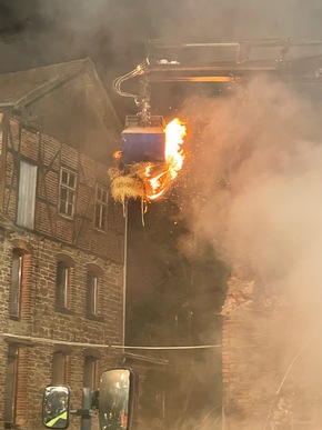 FW Horn-Bad Meinberg: Großbrand zerstört landwirtschaftliches Gebäude - über 100 Feuerwehrleute im Einsatz