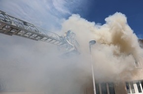 Feuerwehr Essen: FW-E: Wohnung in einem Mehrfamilienhaus in Vollbrand - keine Verletzten