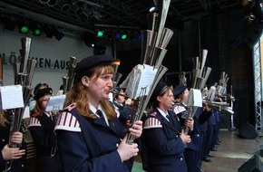 Deutscher Feuerwehrverband e. V. (DFV): CTIF-Marsch nach 22 Jahren erstmals wieder gespielt /  Aufführung durch Blasorchester Olbernhau - Ehrung für DFV-Bundesstabführer