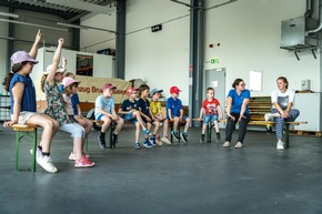 FW-AR: Vierbeiniger Besuch begeistert die Kinderfeuerwehr Bruchhausen-Niedereimer