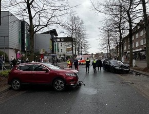 POL-STD: Zwei Verletzte bei Unfall in der Buxtehuder Innenstadt - hoher Sachschaden an allen drei Autos