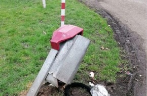 Kreispolizeibehörde Wesel: POL-WES: Wesel - Mülltonne gerammt / Polizei sucht Zeugen