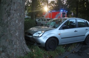 Polizei Duisburg: POL-DU: Obermarxloh: Autos schleudern gegen Bäume - Drei Verletzte bei Unfall auf Kreuzung