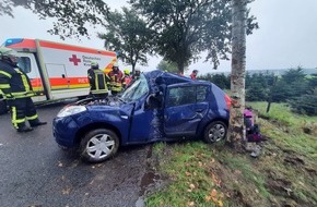 Polizeiinspektion Stade: POL-STD: 31-jährige Autofahrerin bei Unfall in der Gemarkung Heinbockel tödlich verletzt, Bei sieben Autos in Buxtehude Reifen zerstochen