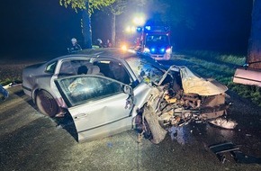 Feuerwehr Moers: FW Moers: Schwerer Verkehrsunfall PKW gegen Baum / Technische Rettung