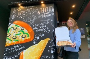 a&o HOTELS and HOSTELS: Una pizza, per favore: bei a&o kommt der Klassiker aus dem Automaten