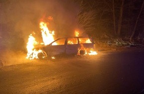 Feuerwehr Plettenberg: FW-PL: Fahrzeug in Vollbrand. Genaue Einsatzadresse erst unklar.