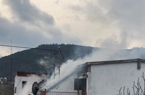 Polizeidirektion Neustadt/Weinstraße: POL-PDNW: Neustadt/Weinstraße OT Gimmeldingen, Starke Rauchentwicklung im "Gelbwärts"- Holzofen führt zu Dachstuhlbrand