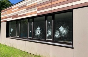 Polizei Mettmann: POL-ME: Mehrere Fenster eingeschlagen: Sachbesch&auml;digung an zwei Schulen - 2605088