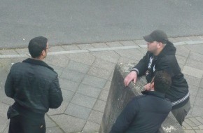Polizei Düsseldorf: POL-D: Hassels: Nach Diebstahl aus einem PKW - Kriminalpolizei fahndet mit Hilfe eines Fotos nach drei Tatverdächtigen - Foto hängt als Datei an