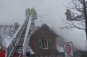 Kreisfeuerwehrverband Calw e.V.: KFV-CW: Wohnhaus nach Brand einsturzgefährdet - Technisches Hilfswerk trägt Hausanbau ab