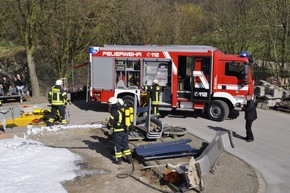 FW-KLE: Freiwillige Feuerwehr Bedburg-Hau simuliert Busunfall mit 15 Verletzten