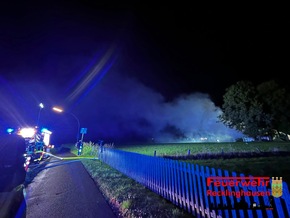 FW-RE: Erstmeldung: Brand von mehreren Strohballen auf einem landwirtschaftlichen Betrieb - Feuerwehr im Großeinsatz