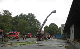 Feuerwehr Essen: FW-E: Feuer in einer rund 8.000 Quadratmeter großen Industriehallenkomplex, niemand verletzt